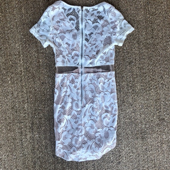 Lace Fitted Dress w Flattering Mesh 2 Piece Detail - Picture 4 of 6